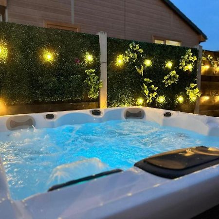 Elder Cabin With Hot Tub York Esterno foto