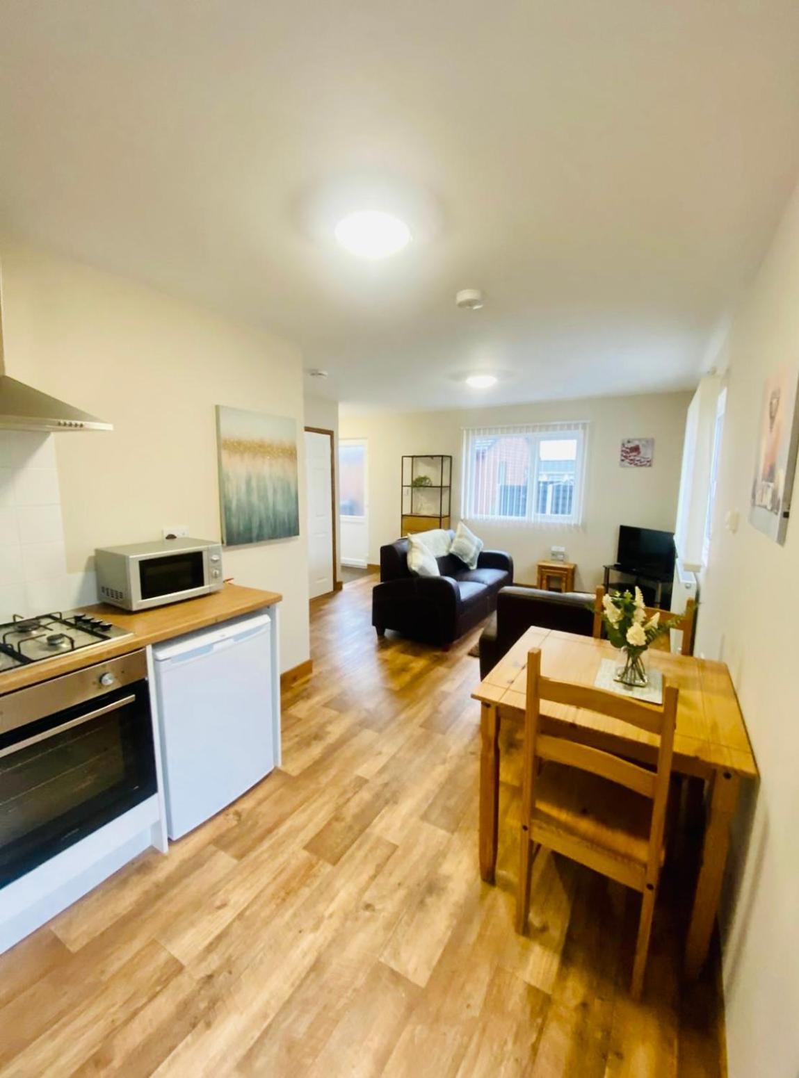 Elder Cabin With Hot Tub York Esterno foto