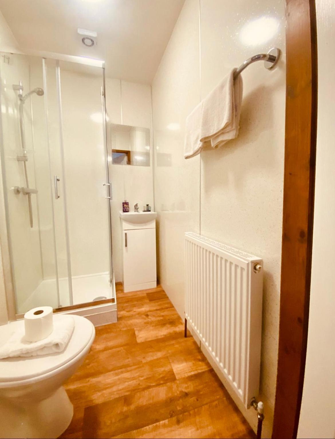Elder Cabin With Hot Tub York Esterno foto