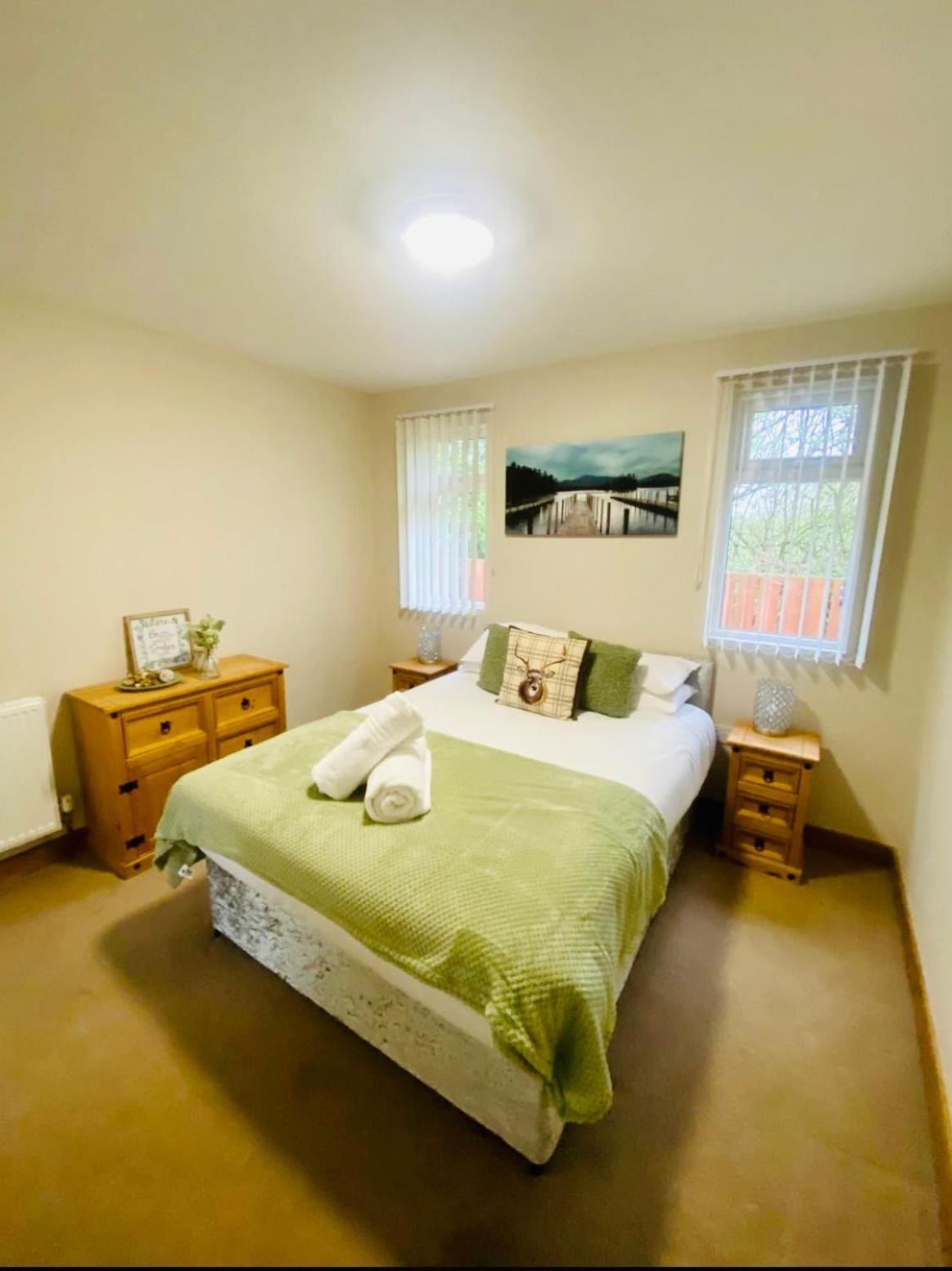 Elder Cabin With Hot Tub York Esterno foto